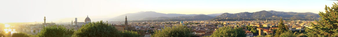 日落时分，佛罗伦萨的天际线全景映衬着大教堂和山丘