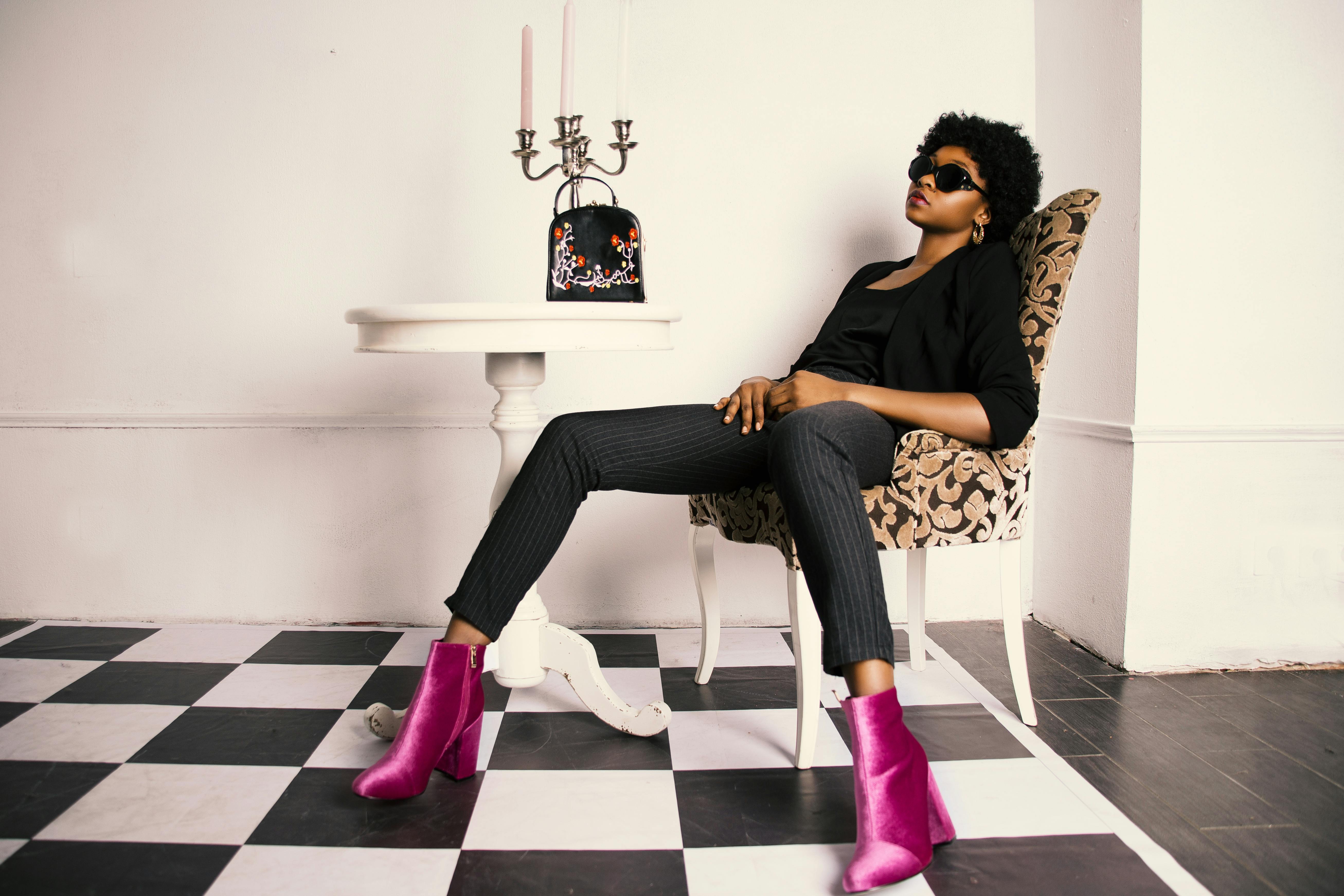 gratis Vrouw Draagt Paar Paarse Laarzen Stockfoto