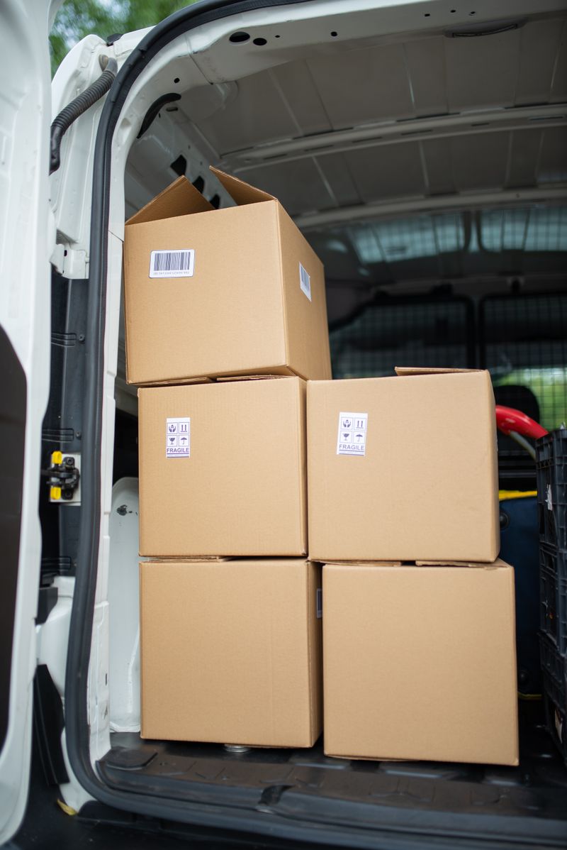 Cajas de cartón dentro de furgoneta de transporte