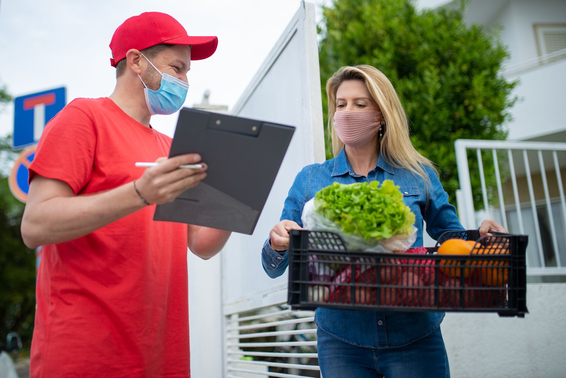 Bán hàng qua GrabMart, ShopeeFood, Gojek cho tiệm tạp hóa: Cơ hội và thách thức trong bối cảnh mới