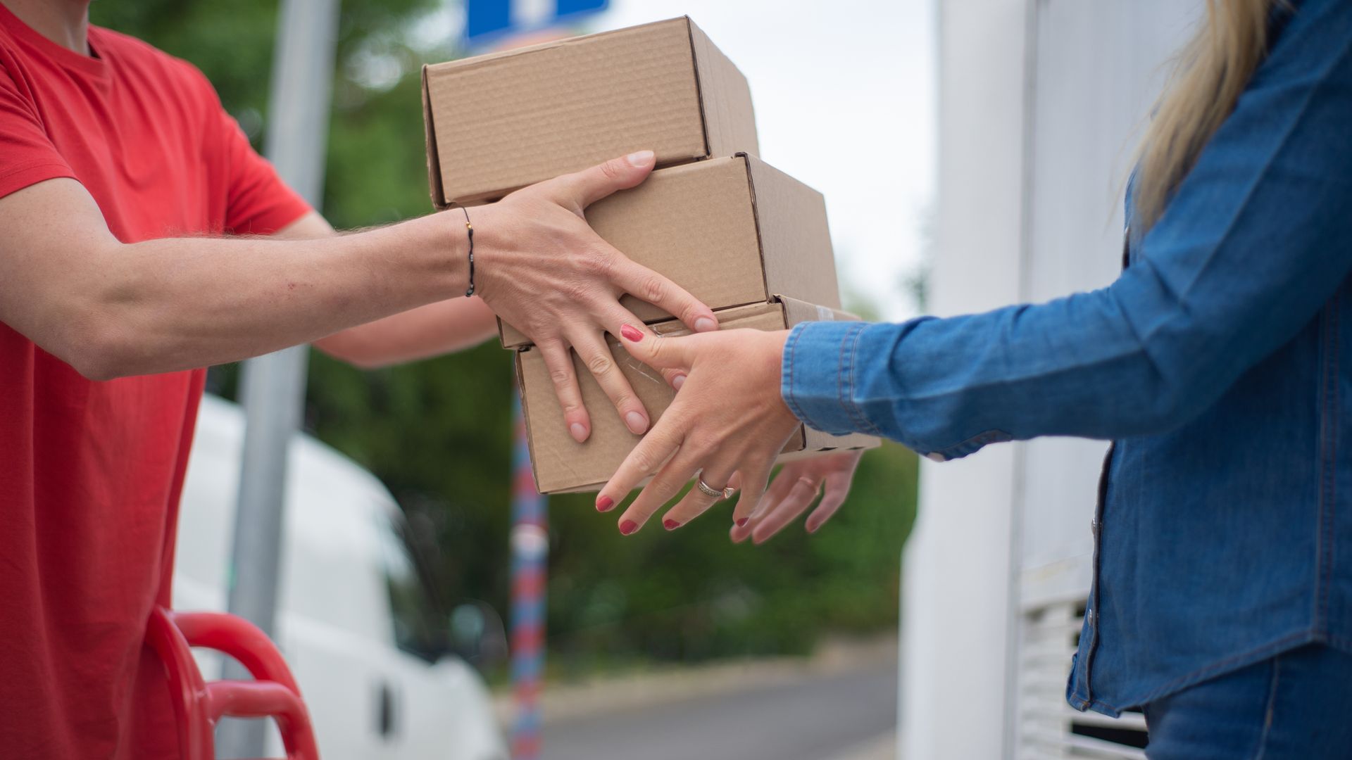 Modafinil Delivery to Canada: Comprehensive Guide Hands exchanging cardboard boxes during an outdoor delivery scene — modafinil delivery to canada