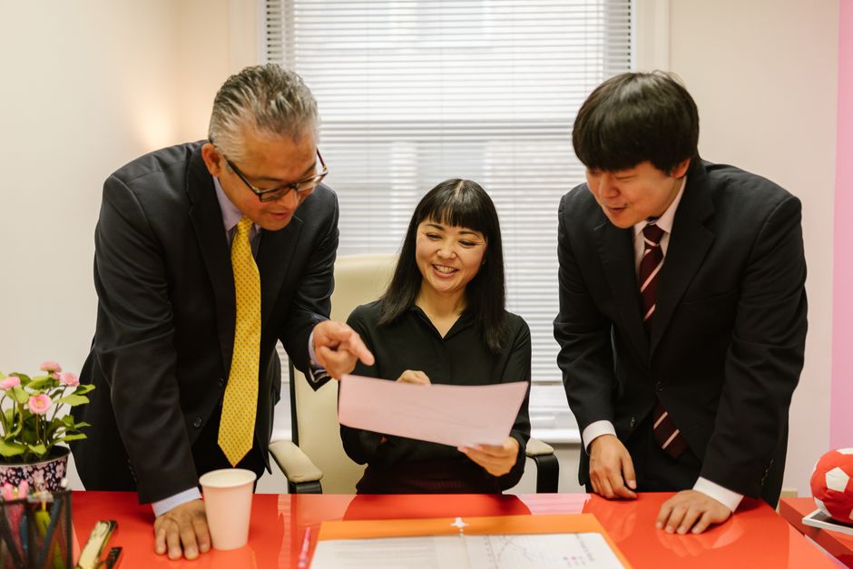 商工会議所の窓口で経営指導員と相談している経営者のイメージ