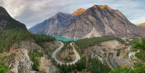 Kostenloses Stock Foto zu autobahn, bäume, berge