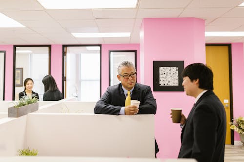 Kostenloses Stock Foto zu arbeitsplatz, arbeitstisch, bürofreunde