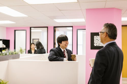 Kostenloses Stock Foto zu arbeitsplatz, arbeitstisch, bürofreunde