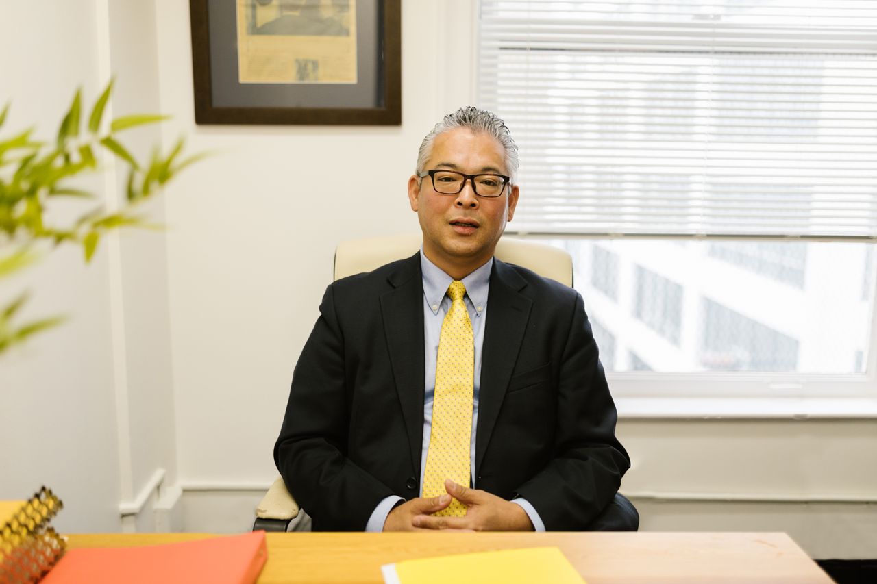 会社の今後を考える経営者