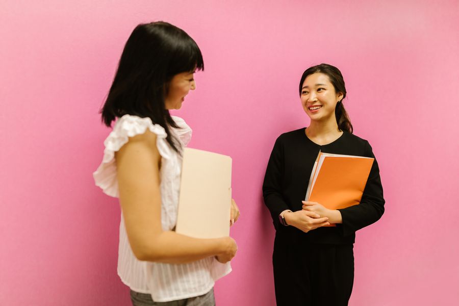 書類を持って業務にあたる様子