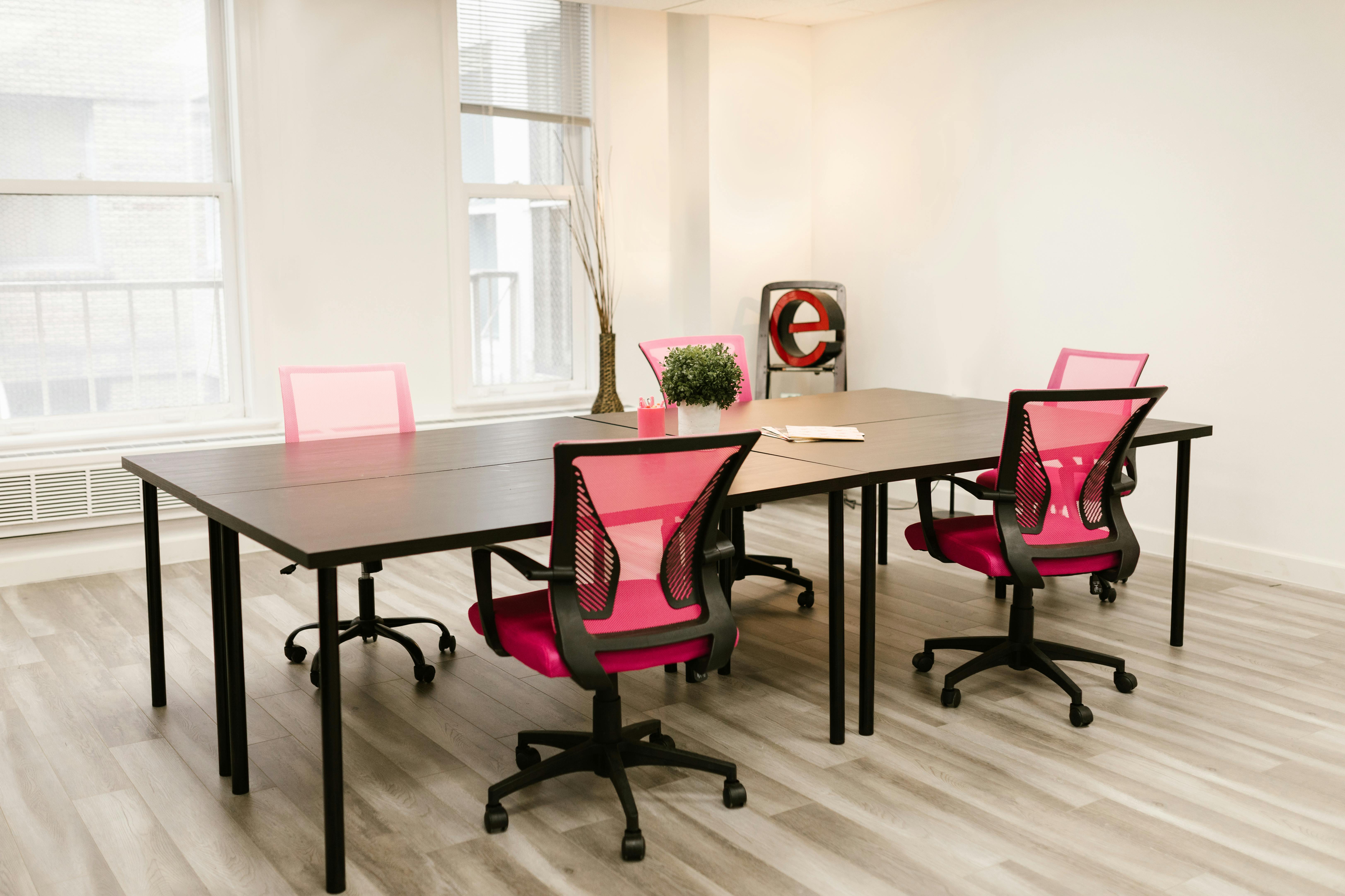 Chairs and a Table in the Office · Free Stock Photo