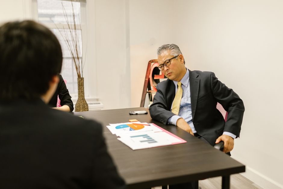 中小企業の経営者が専門家と事業計画書を見直しているシーン