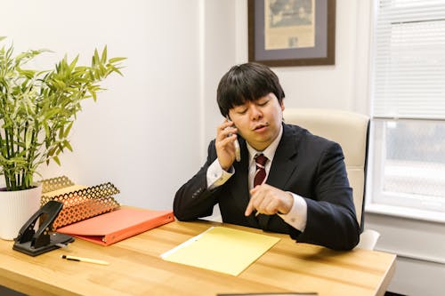 Kostenloses Stock Foto zu arbeitsplatz, asiatischer mann, büro