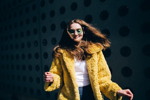 Foto profissional grátis de faux fur, mulher, óculos de sol