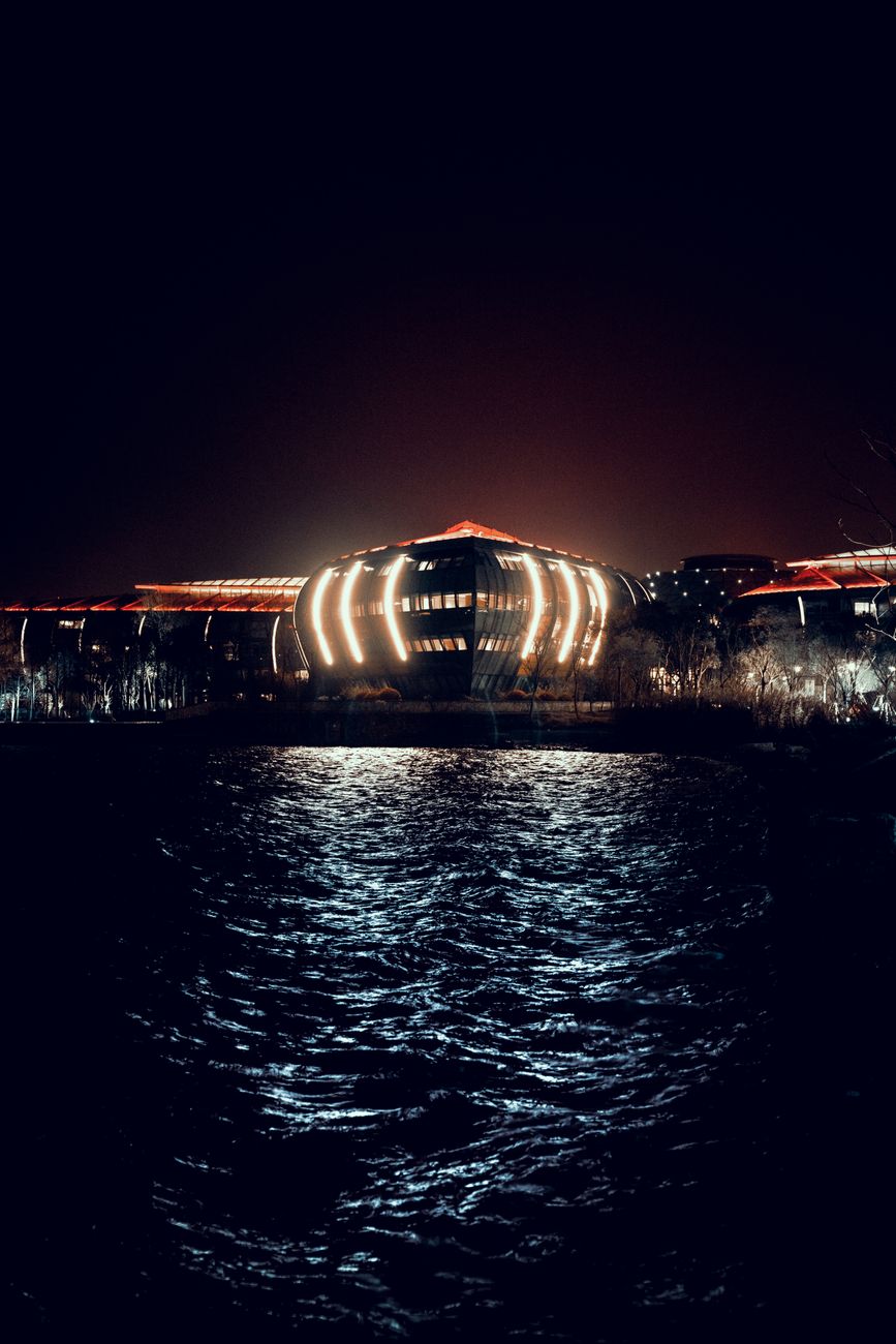 Himmel & Nacht bei Nacht – Friedliche Neon-Szene