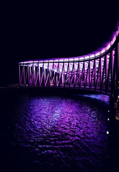 Dramatische Nacht & Brücke – Cyberpunk Neon Wallpaper