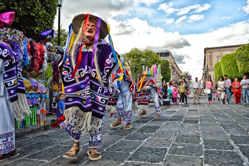 Colorful street parade à Mexico met en avant des costumes traditionnels