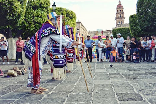 在城市广场上，丰富多彩的传统舞蹈表演展示了文化服装和热闹的气氛