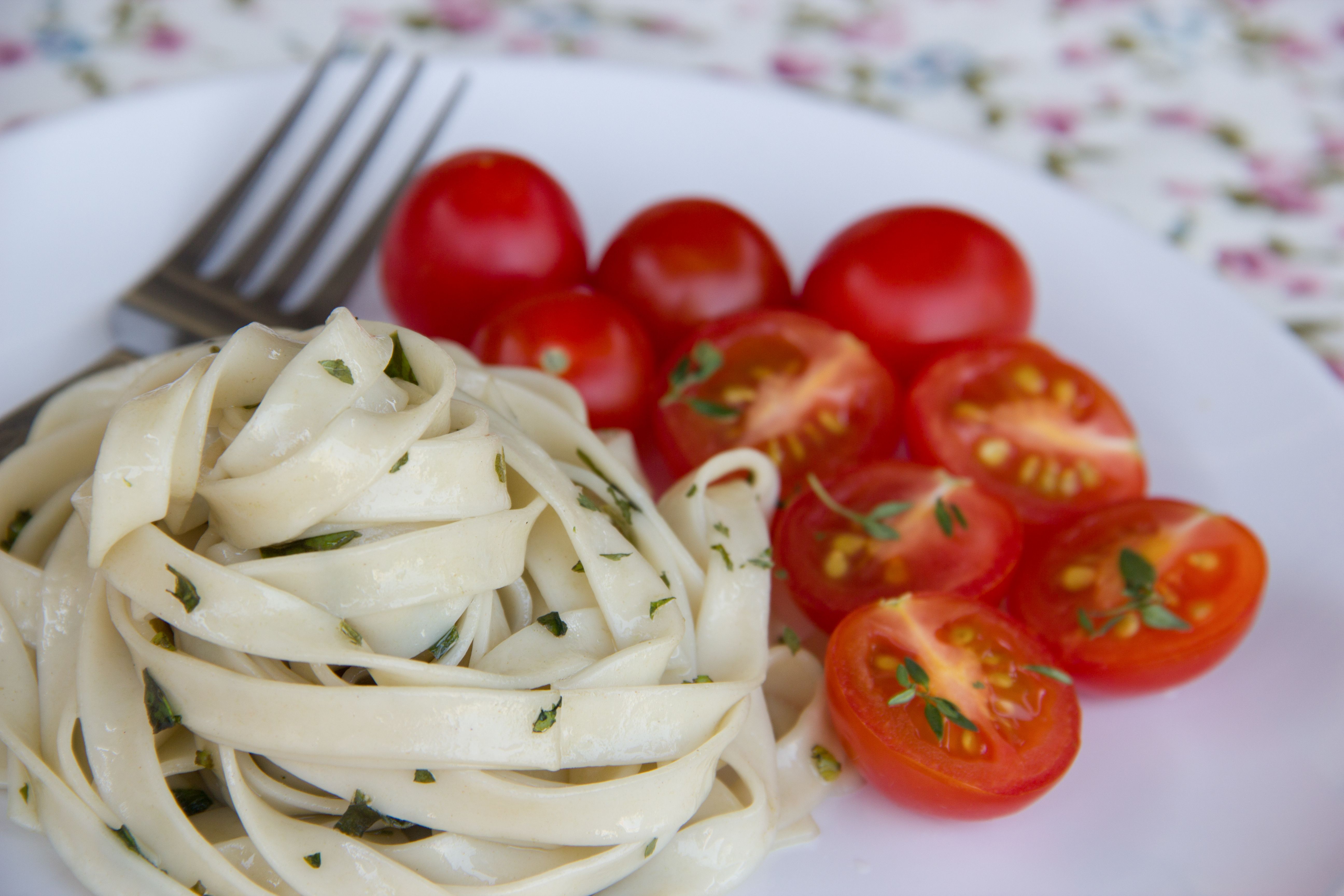 Frische Pasta auf einem rustikalen Teller