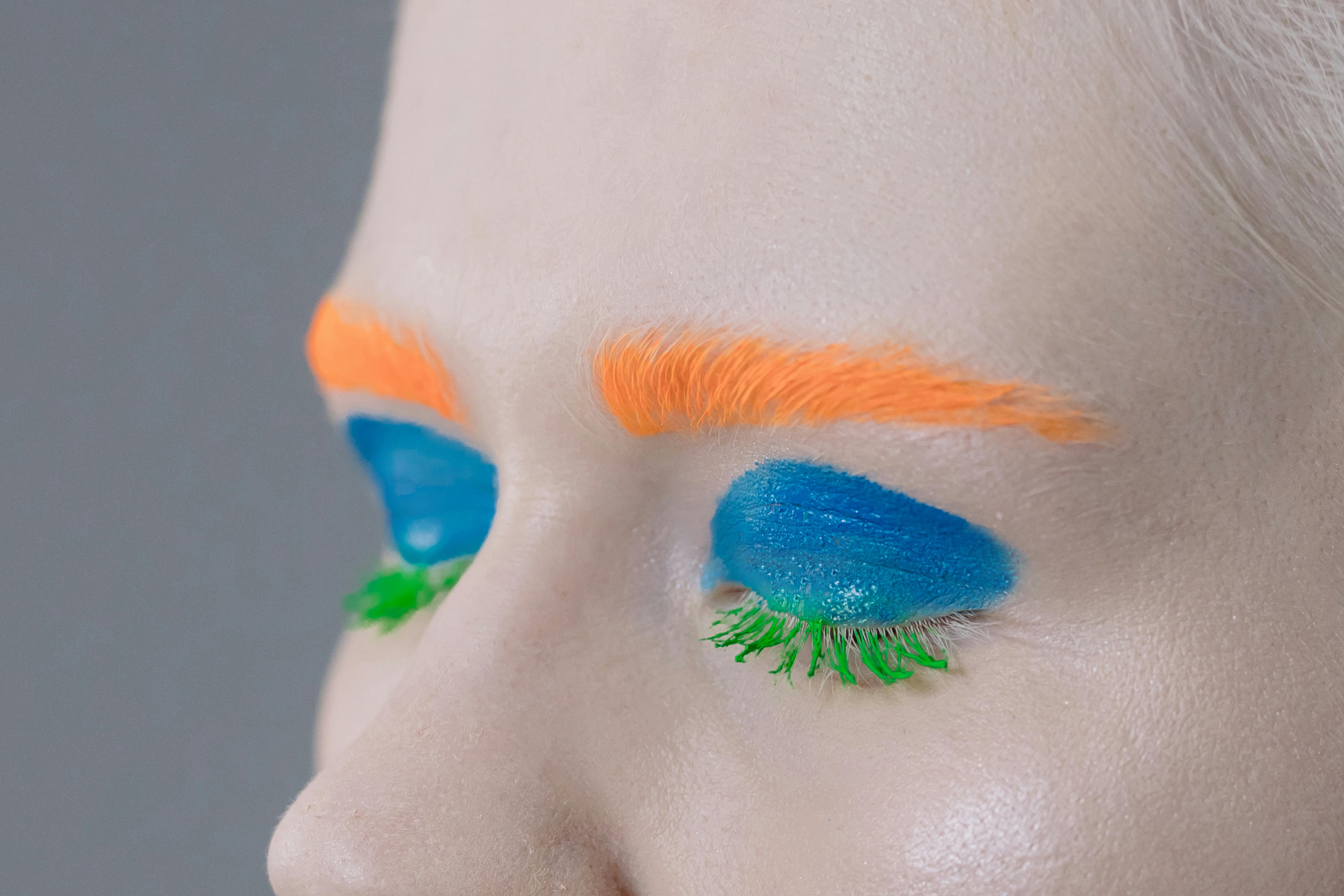 Are Angelina Jolie's eyes green or blue?