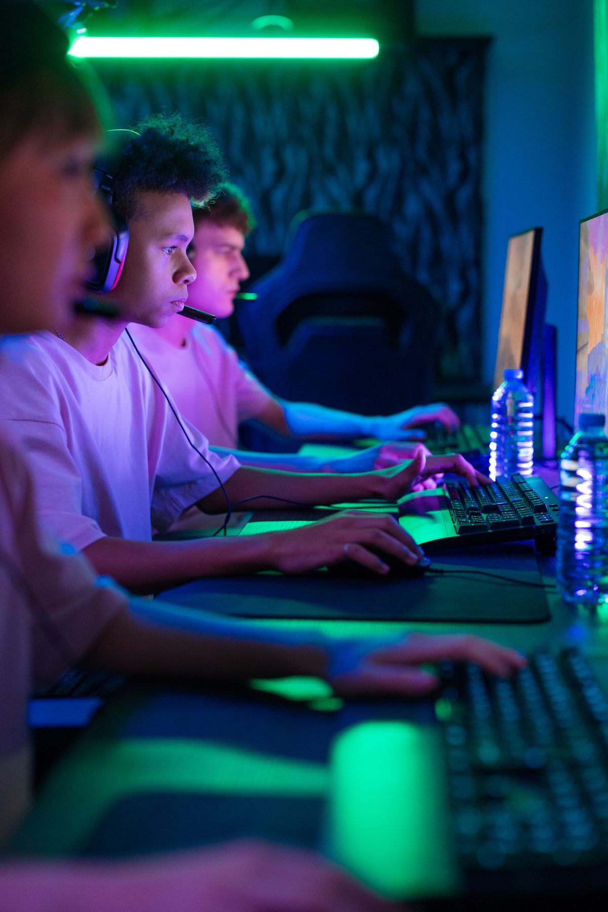 Joueurs concentrés devant leurs ordinateurs