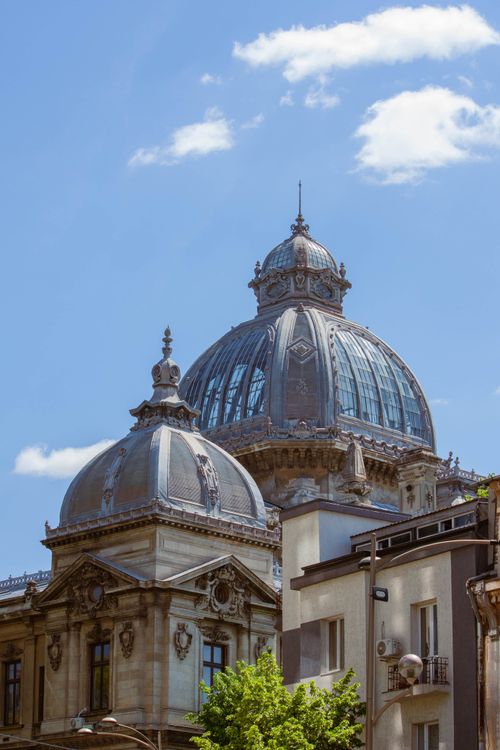 Free Elegant domes of a historic building against a clear blue sky, showcasing intricate architectural details. Stock Photo