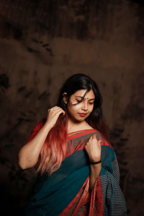 Free A thoughtful portrait of a young woman in a traditional sari, exuding cultural elegance. Stock Photo