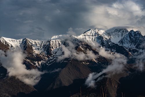 Foto profissional grátis de coberto de neve, inverno, montanha rochosa