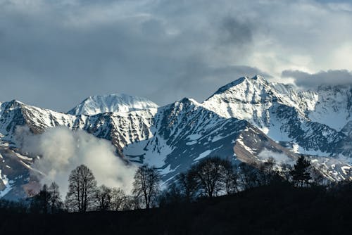 Foto profissional grátis de coberto de neve, inverno, montanha rochosa