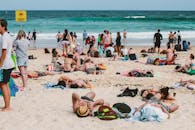 在澳大利亚邦迪海滩，人们享受着阳光明媚的一天，海浪充满活力，气氛活跃