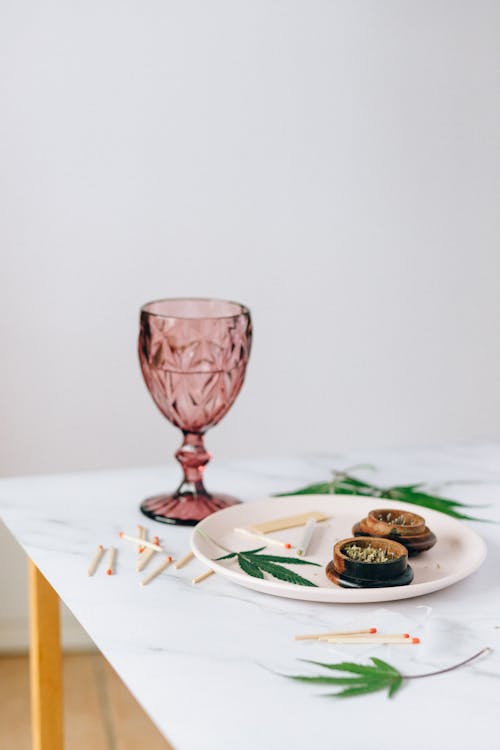 Free Red Wine Glass on White and Green Ceramic Plate Stock Photo