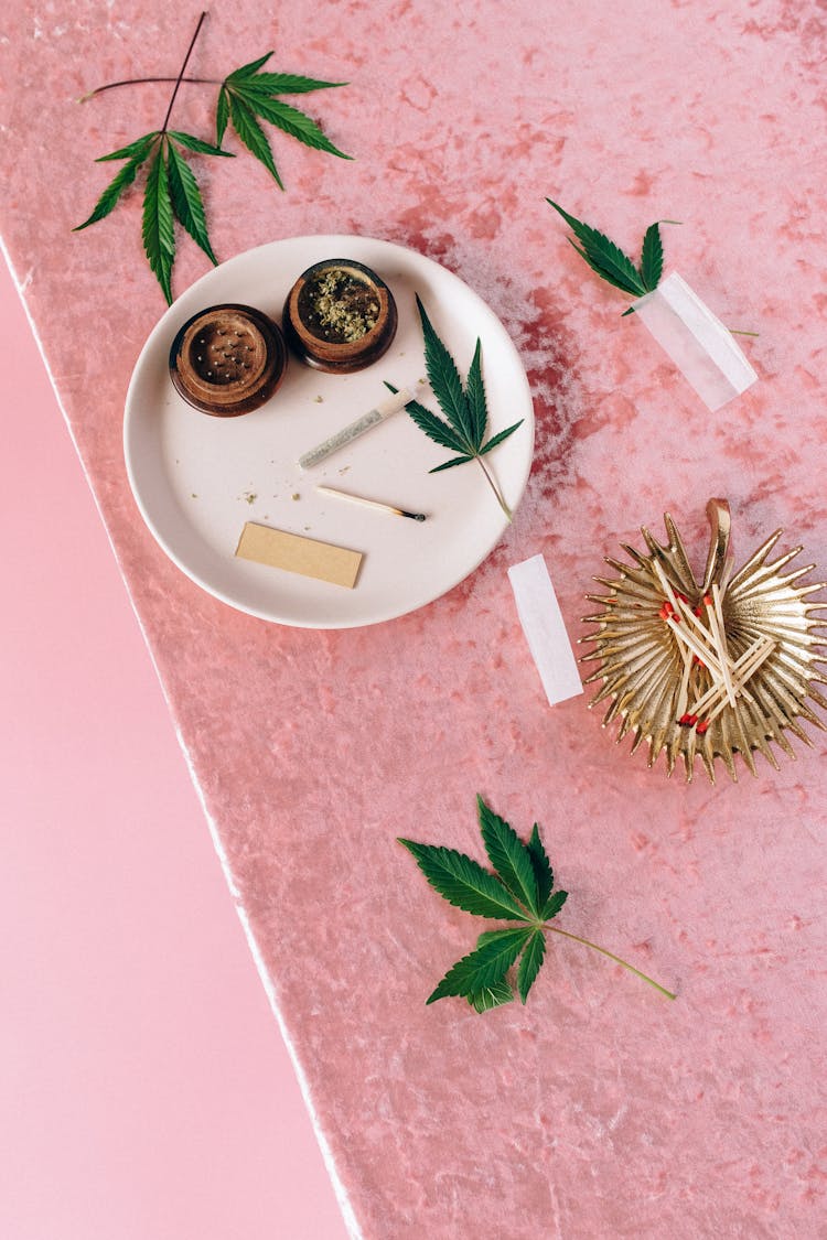 Dried Kush In Round Container With Hemp Leaves 