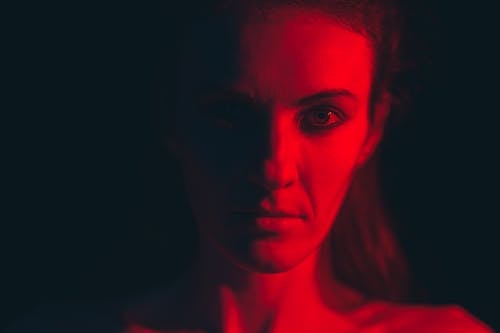 Darmowe zdjęcie z galerii z ciemny pokój, czerwone światło, kaukaski kobieta