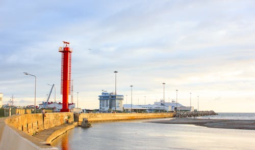 Foto Di Edifici Di Media Altezza Vicino Allo Specchio D'acqua