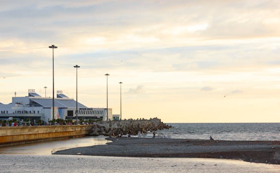 沿海城市景观宜人，宁静的大海与风景优美的日落，非常适合激发旅行灵感