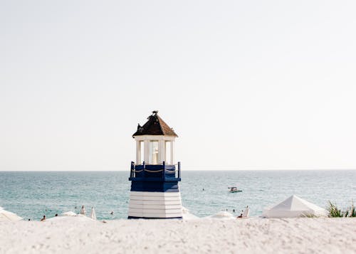 Foto Des Blau Weiß Gemalten Leuchtturms In Der Nähe Des Strandes