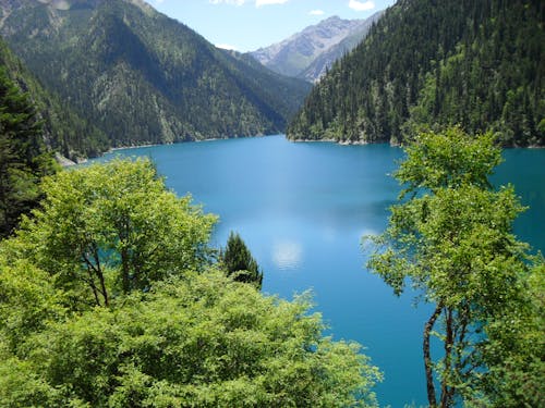 青い水域と緑の山々長時間露光写真