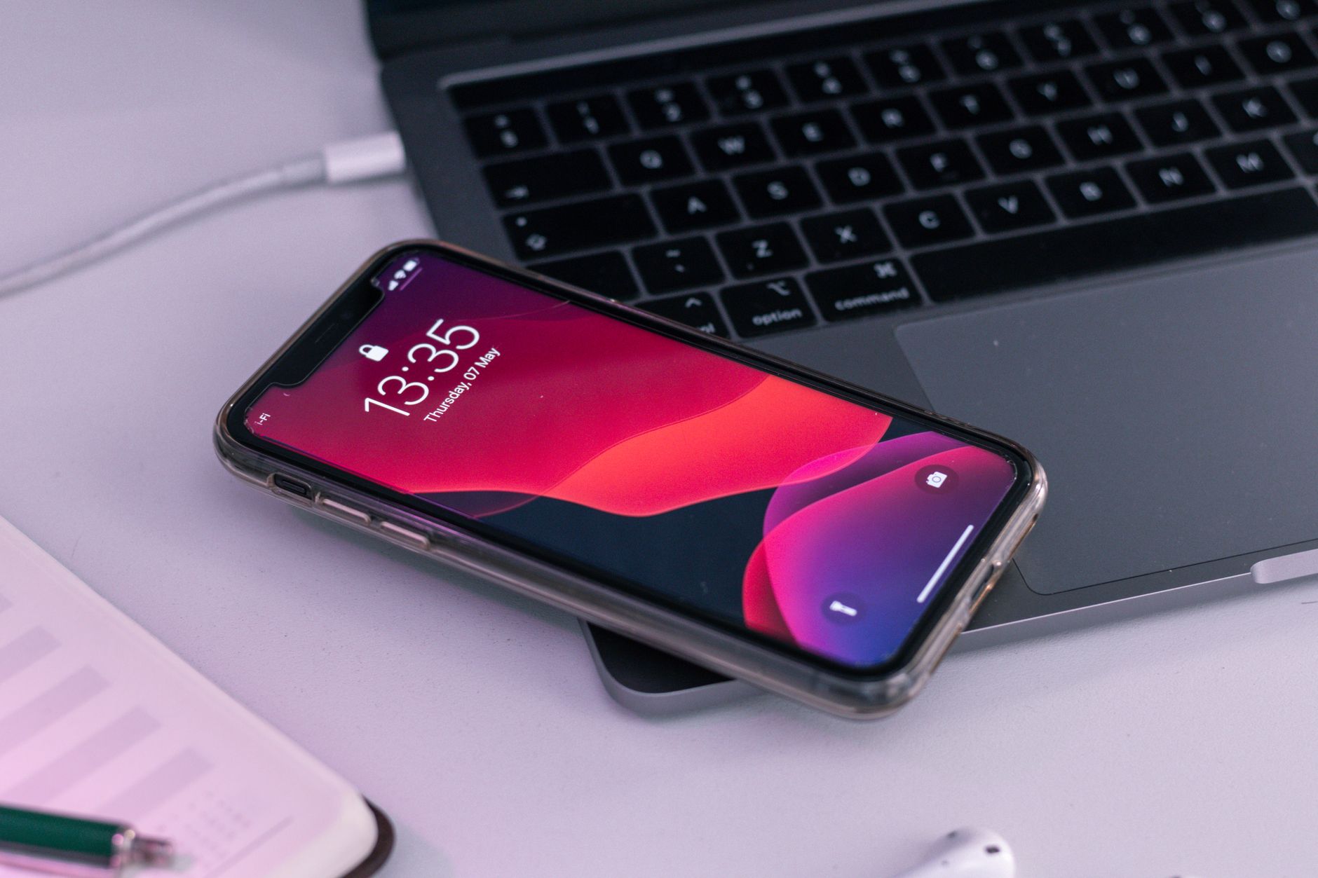 【iPhone】100均スマホリングでワイヤレス充電できない原因と解決策3つ – アイキャッチ画像