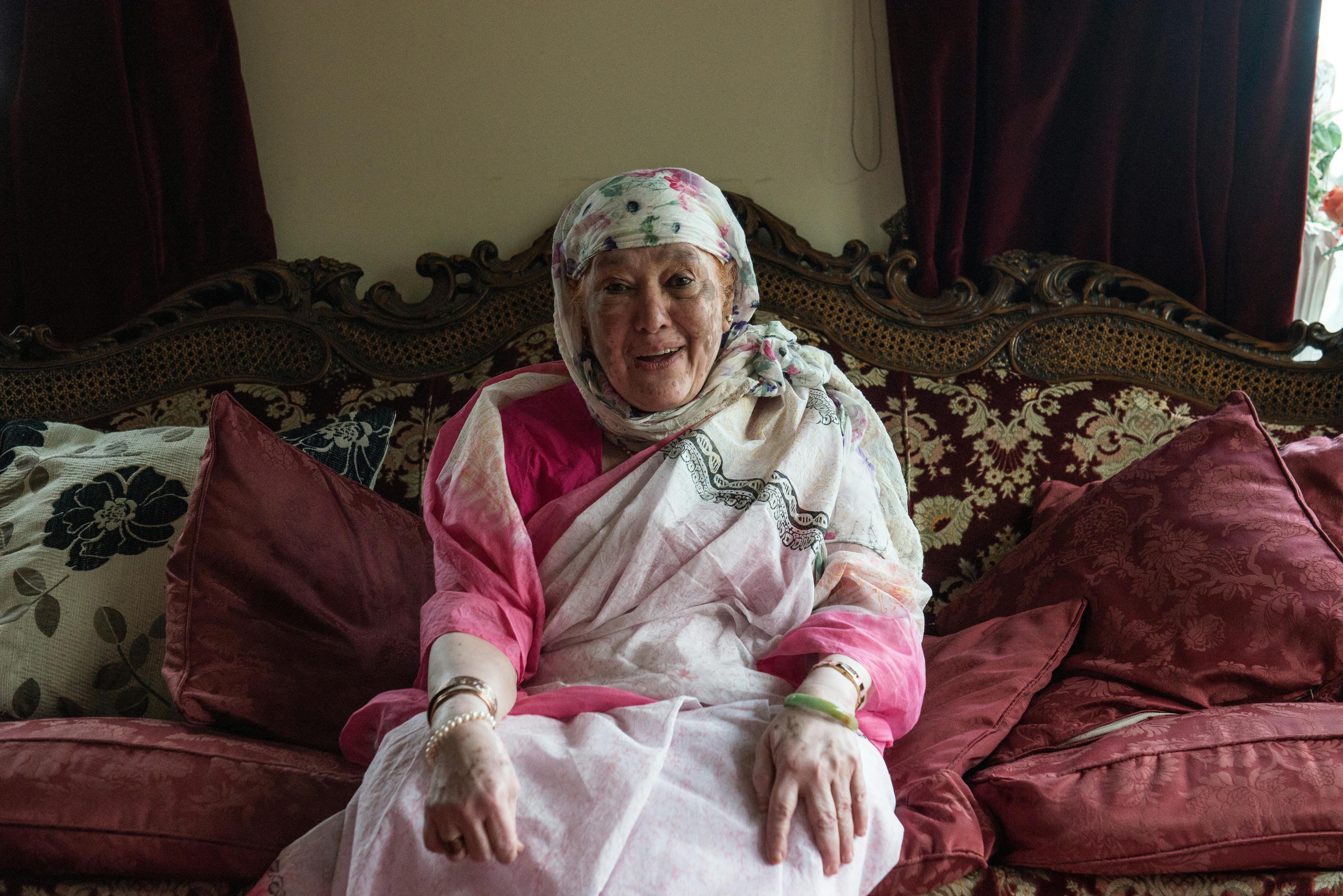 Пожилая сосет в машине
