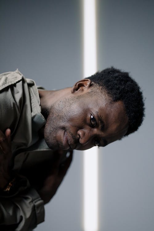 Безкоштовне стокове фото на тему «афроамериканський чоловік, вертикальні постріл, впритул»
