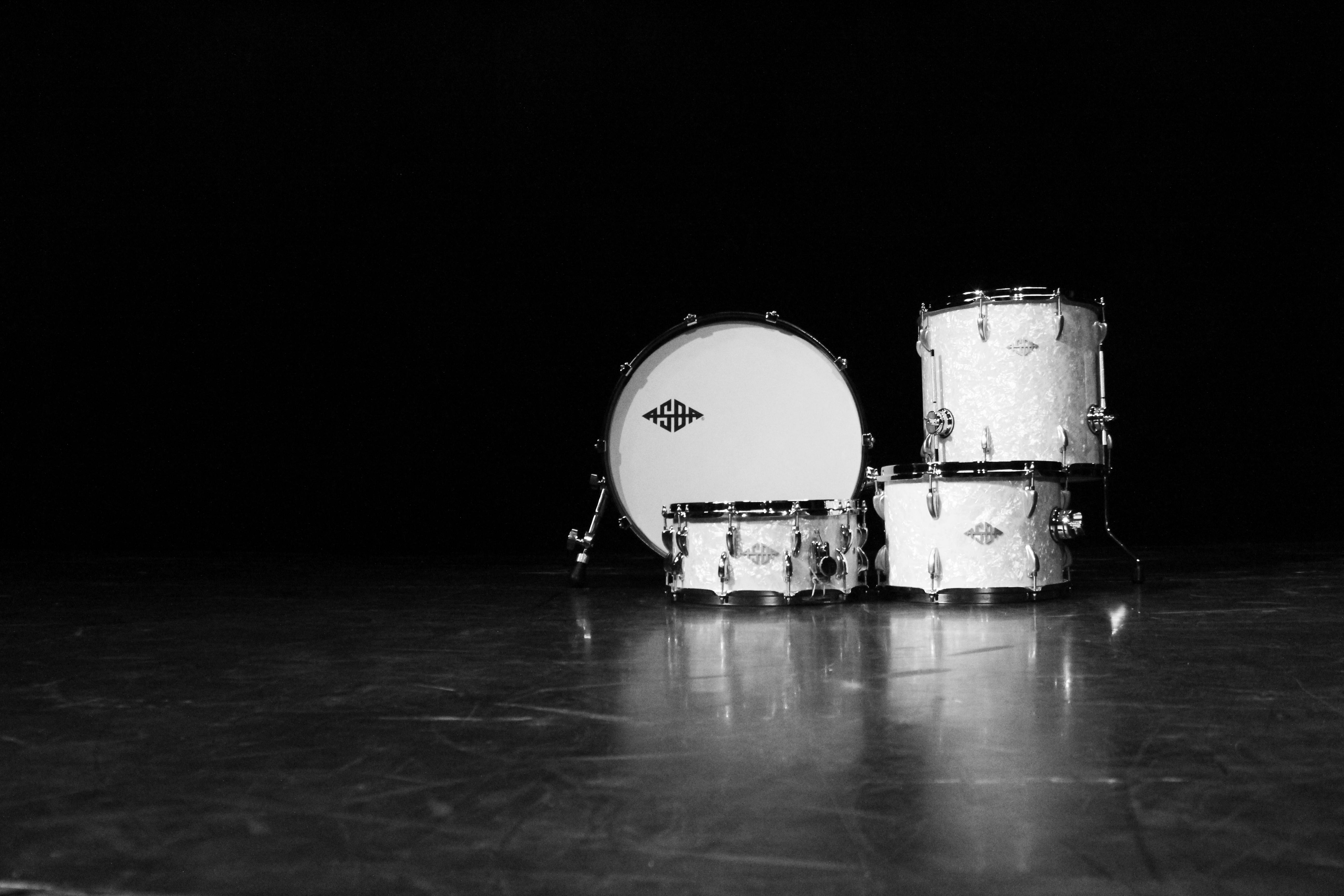 Drum Set pelēktoņu fotoattēls · BezmaksasDrum Set pelēktoņu fotoattēls · Bezmaksas  