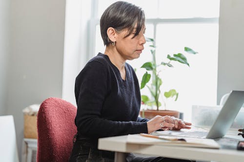 Femme Naviguant Sur Internet à L'aide D'un Ordinateur Portable