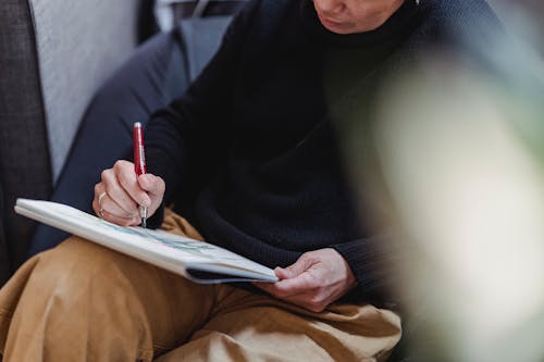 Mulher Desenhando Uma Obra De Arte Em Um Bloco De Desenho