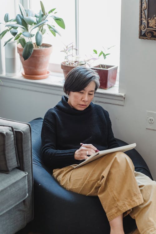 Femme Dessinant Une Oeuvre Dans Un Carnet De Croquis