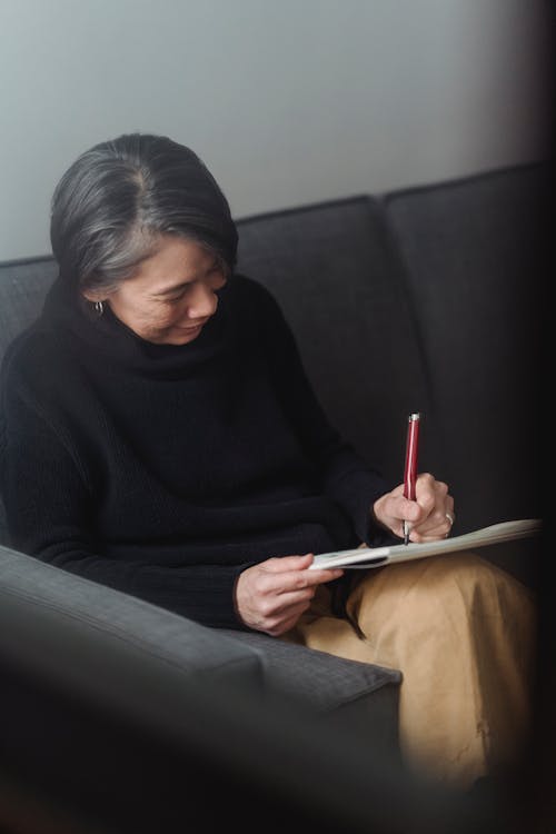 Femme Dessinant Une Oeuvre Dans Un Carnet De Croquis