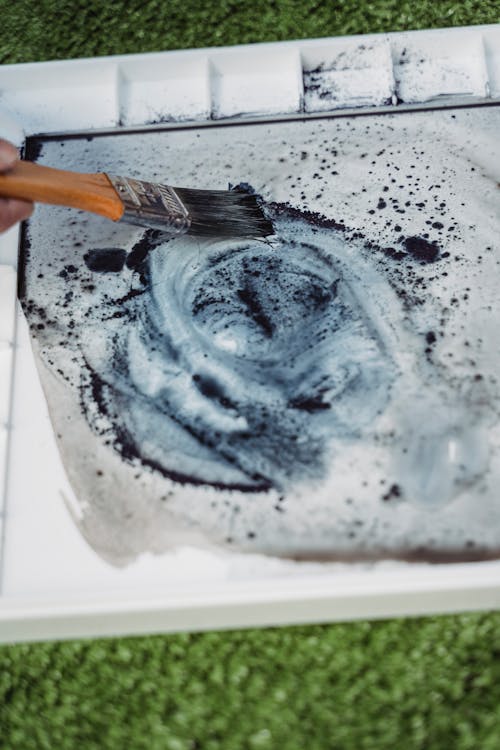 Kostenlos Ein Maler Mischt Die Farbe In Einer Palette Stock-Foto