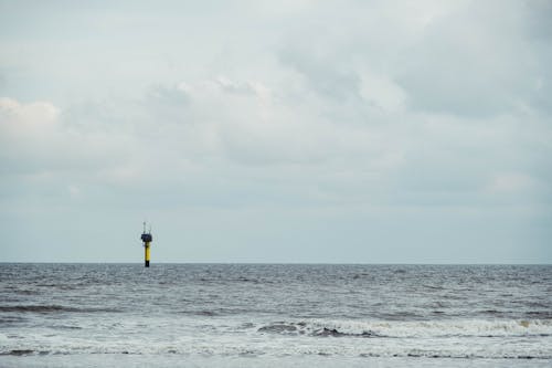 Бесплатное стоковое фото с берег, инсталляция, море