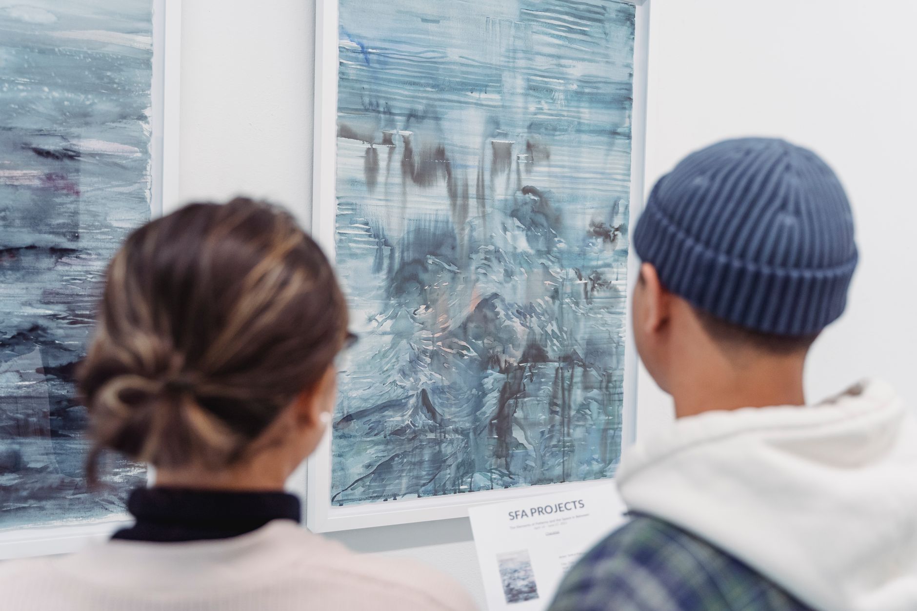 Saaremaa'daki sanat sergisinde sergilenen tablolar