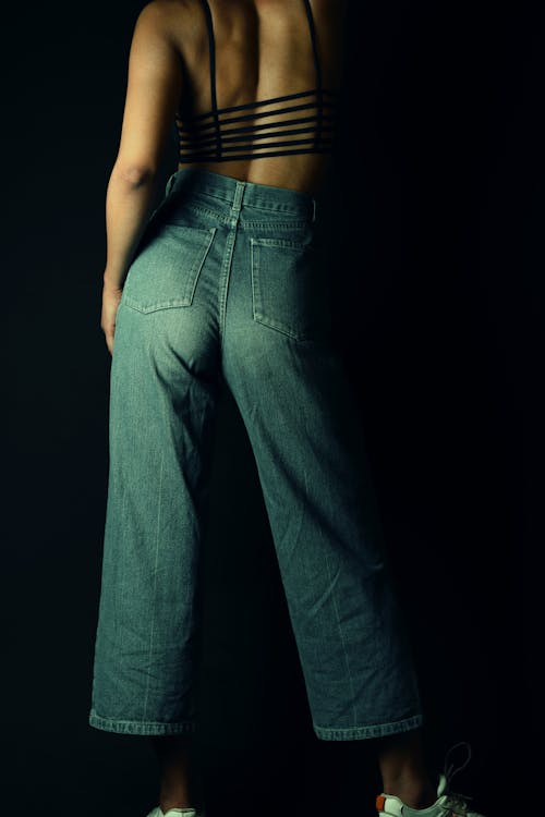 Free Бесплатное стоковое фото с bralette, брюки, вертикальный выстрел Stock Photo