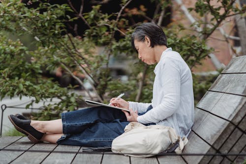 在畫板中繪製藝術品的女人