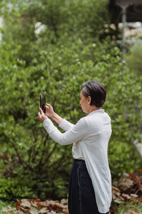 Vrouw Die Foto's Maakt Met Haar Smartphone