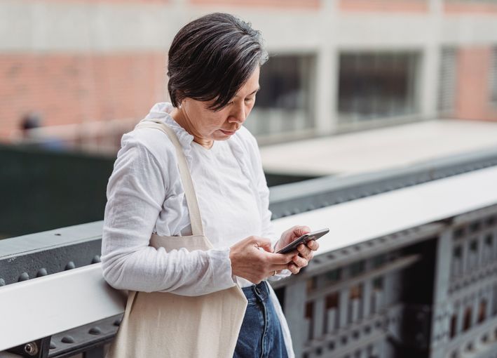 Online dating: starting a conversation on a niche platform
