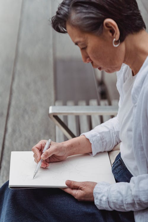 Mulher Desenhando Uma Obra De Arte Em Um Bloco De Desenho